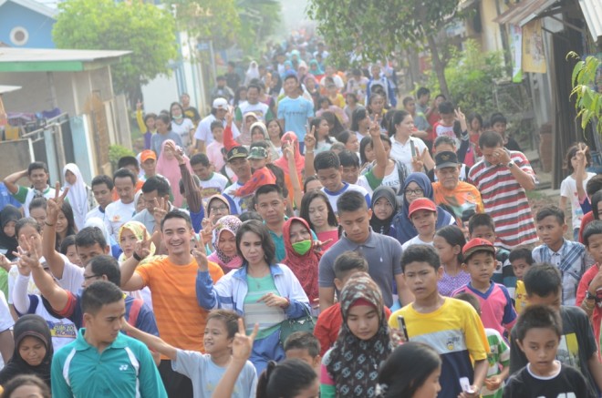 Jalan santai Zumi Zola bersama warga di Palmerah Indah Kelurahan Lingkar Selatan Mingg (1/11)